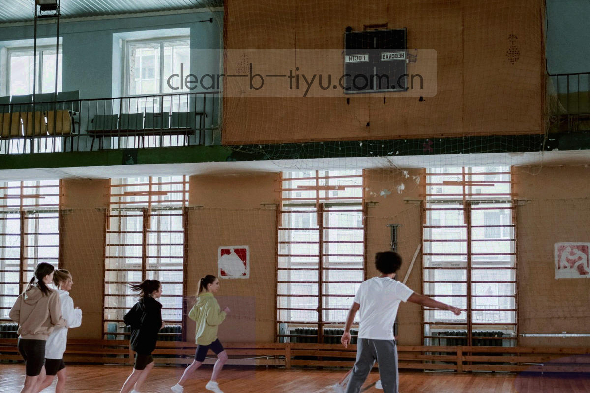 夜间编辑工作台场景，多块屏幕上同时显示赛程列表与数据面板